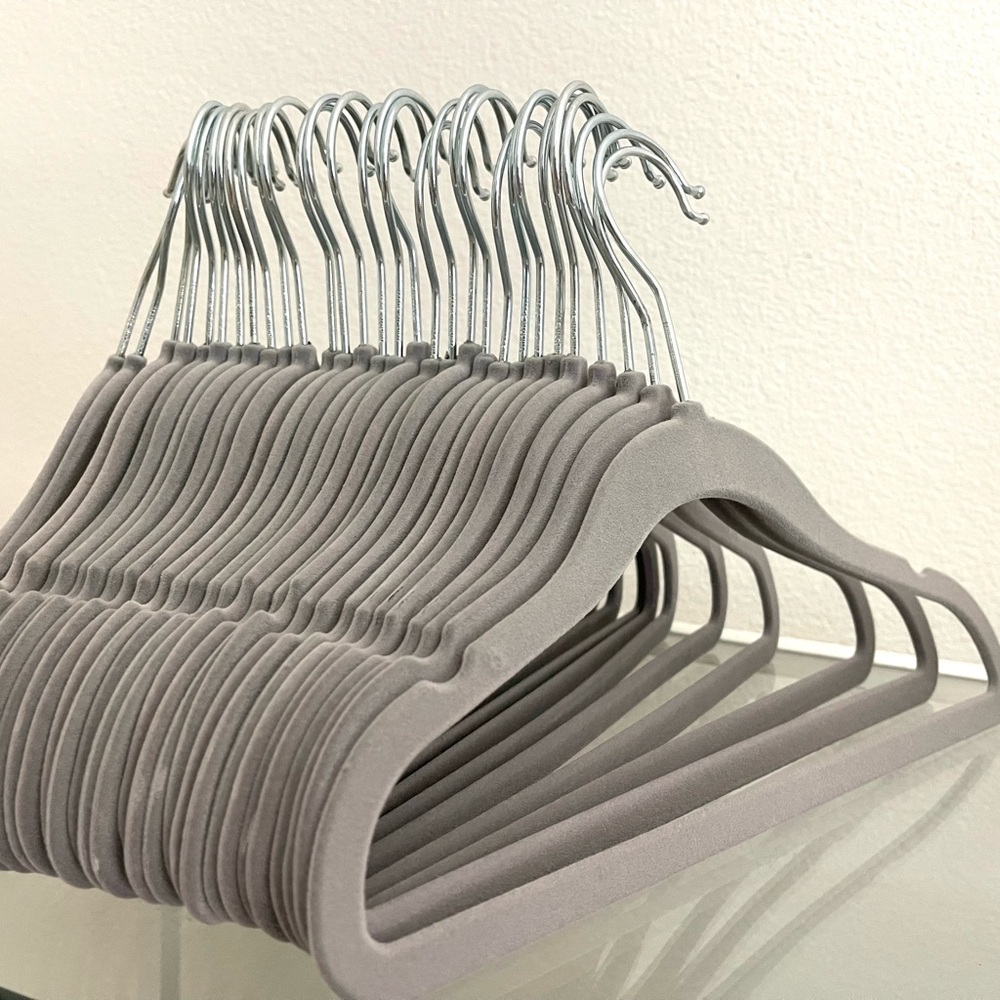 30 Velvet Non-Slip Hangers for Kids’ Clothes - Gray